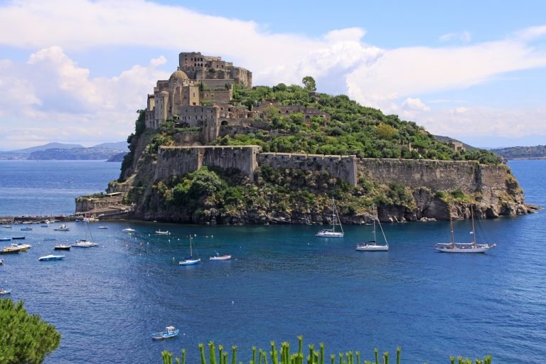 aragonese-castle-7022393_1280