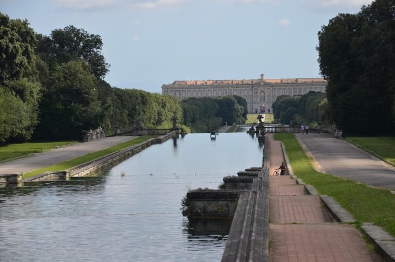 the-royal-palace-of-caserta-2800572_1280